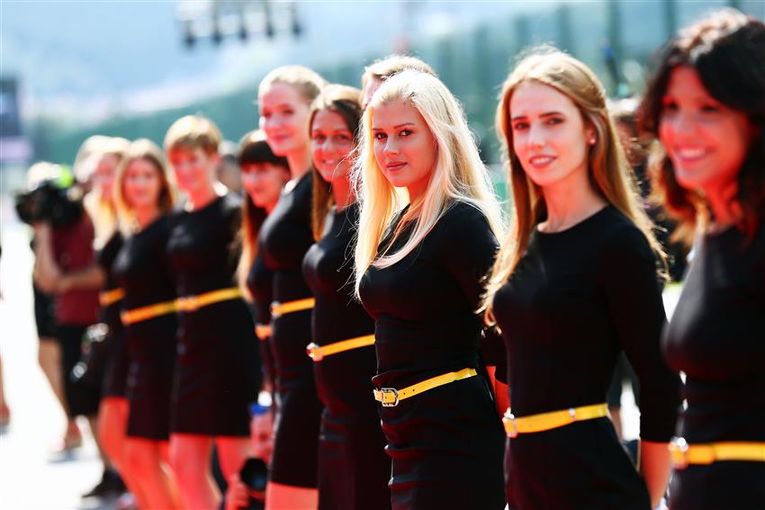 Grid girls lined up