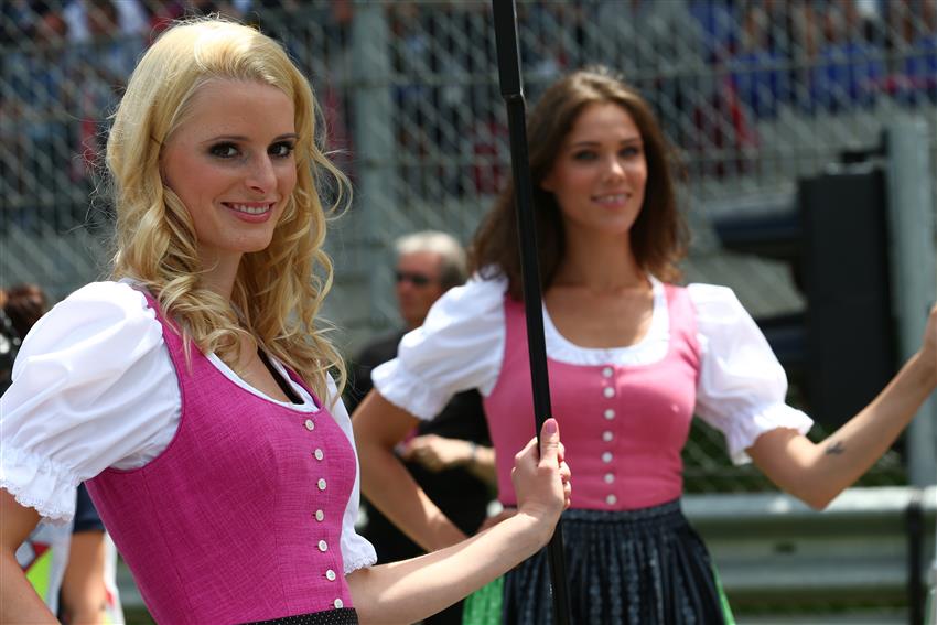 Blonde grid girl